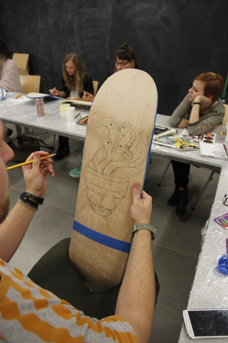 W Kielcach uczą się ręcznego malowania grafik na deskorolce