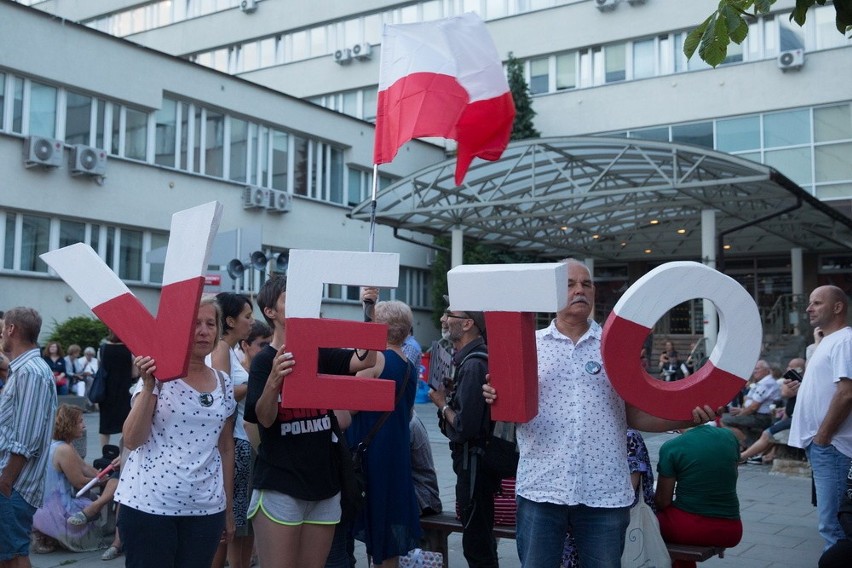 Łańcuch światła przed krakowskim sądem