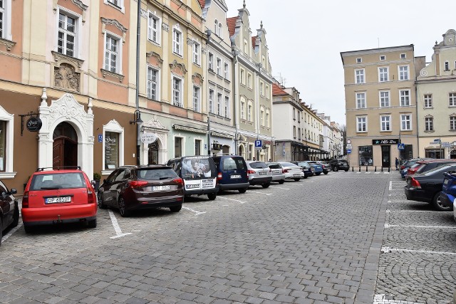Zmiany w organizacji ruchu w centrum Opola polegające m.in. likwidacji miejsc parkingowych przy kamienicach na rynku będą wprowadzone w maju