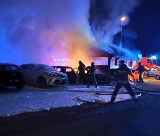 Nocny pożar w Gliwicach. Przy ulicy Szafirowej spłonęły trzy samochody i wiata śmietnikowa. Możliwą przyczyną podpalenie?