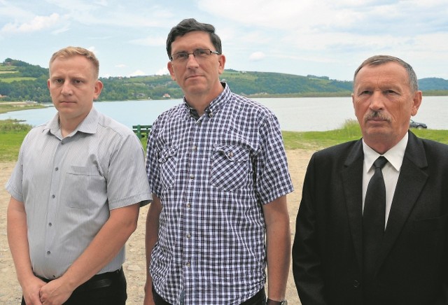Od lewej: Jacek Turek, Tomasz Kosecki i Jerzy Schneider. Walczyli o ograniczenie sprzedaży alkoholu w Łososinie Dolnej