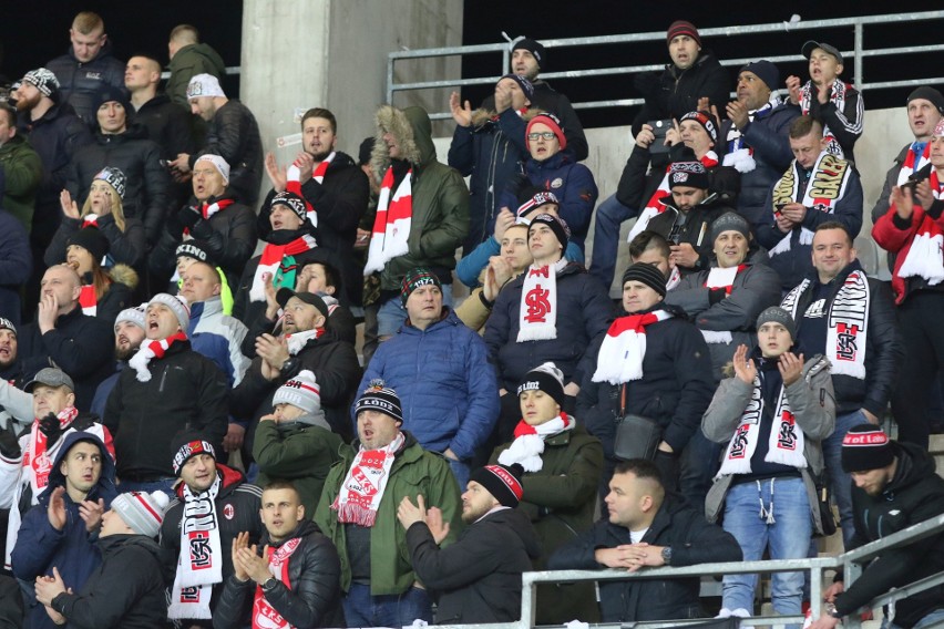 Kibice ŁKS Łódź na meczu z Koroną w Kielcach w PKO Ekstraklasie. Mamy dużo zdjęć