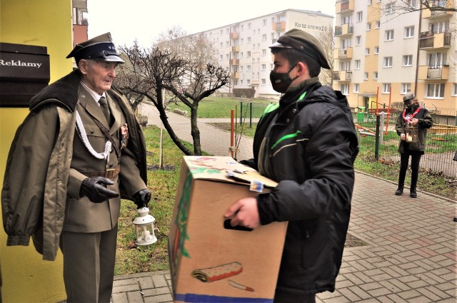W ubiegłym roku w ramach "Gwiazdki dla Bohatera" harcerze przekazali paczki bożonarodzeniowe 35 żołnierkom i żołnierzom Armii Krajowej, mieszkającym na terenie województwa kujawsko-pomorskiego.