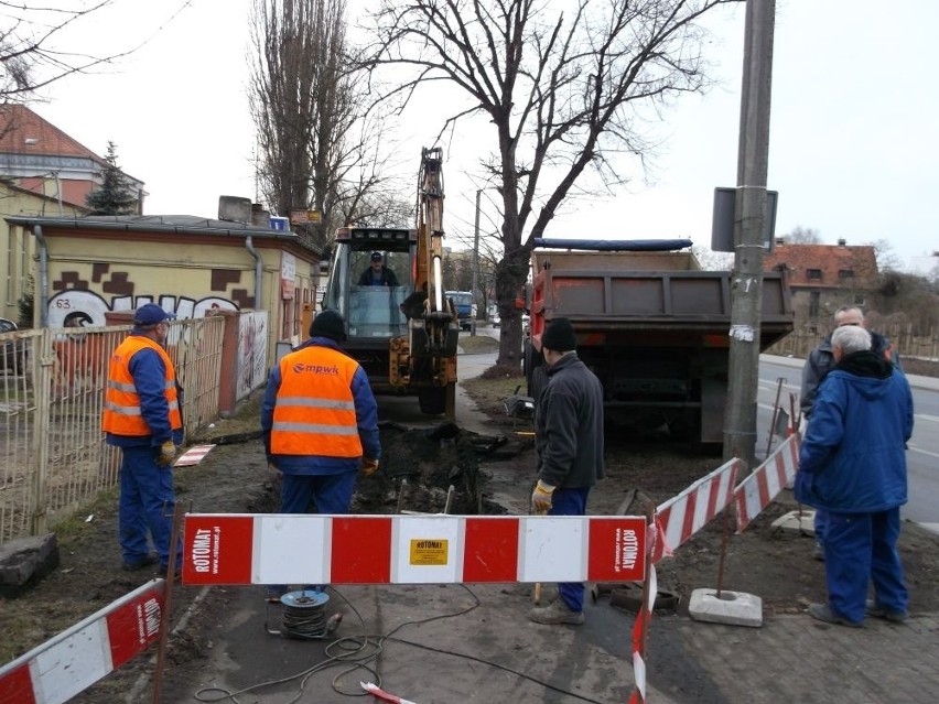 Awaria wodociągowa. Mieszkańcy ulicy Kiełczowskiej do wieczora bez wody [ZDJĘCIA]