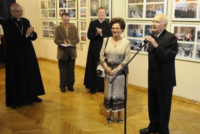 Czesław Jarmusz (przy mikrofonie) z żoną Teresą na otwarciu swojej wystawy fotograficznej w Toruniu w 2009 roku