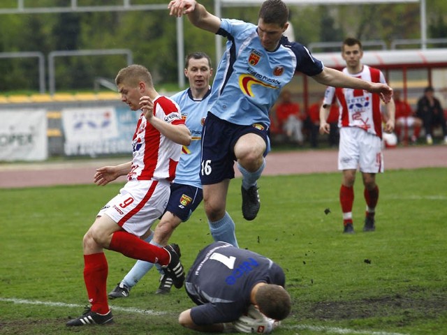 Resovia Rzeszów - Znicz PruszkówResovia Rzeszów ulegla na wlasnym boisku zespolowi Znicz Pruszków 0:1.