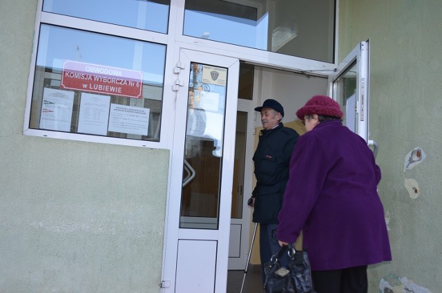 W Zespole Szkół w Lubiewie czekają na środki, aby przebudować placówkę. Klatka nie spełnia warunków bezpieczeństwa.