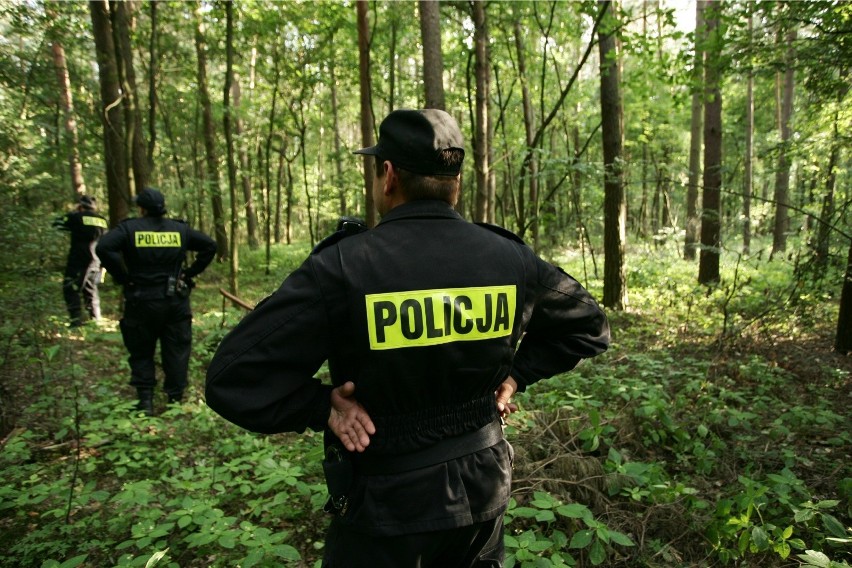 Trwa policyjna obława na bandytę, który uciekł mundurowym. W...