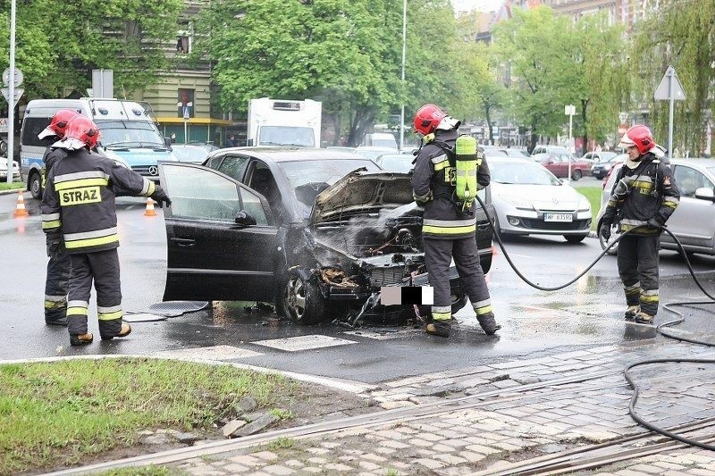 Na placu Szarych Szeregów zapaliło się auto