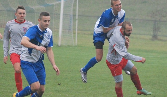 W niedzielę w Brodach dojdzie do meczu na szczycie. Lider - Kamienna Brody zmierzy się z drugim w tabeli Granatem Skarżysko. Piotr Jedlikowski i Jakub Praga (na zdjęciu) z Kamiennej liczą na wygraną.   