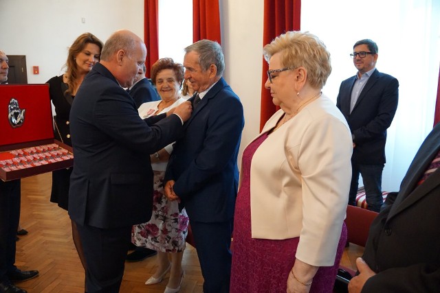 Złote Gody obchodziło osiemnaście par z terenu miasta i gminy Brodnica. Wszyscy zostali udekorowani Medalami za Długoletnie Pożycie Małżeńskie w czwartek, 19 maja