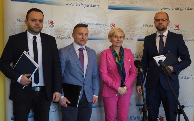 Od lewej: Dominik Boszko, prezes BTBS, Rafał Słowik, prezes RWiK, burmistrz Emilia Bury oraz Dominik Jackiewicz, nowy prezes ZKM Białogard