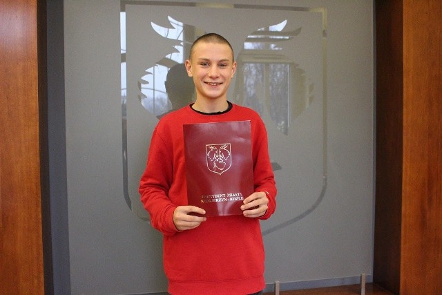 13-letni Maciej Jaszkowic po odebraniu oficjalnych podziękować od Sabiny Nowosielskiej.
