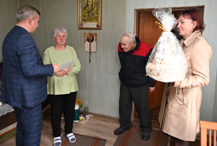 Piękny jubileusz złotych godów świętowały kolejne pary z gminy Daleszyce. Były życzenia, kwiaty i wspaniałe prezenty (ZDJĘCIA)