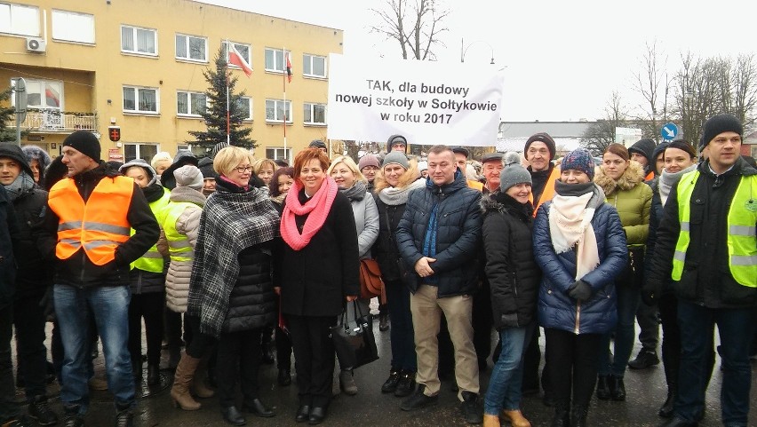 Tak dla szkoły w Sołtykowie. Protest mieszkańców przed urzędem miasta i gminy w Skaryszewie