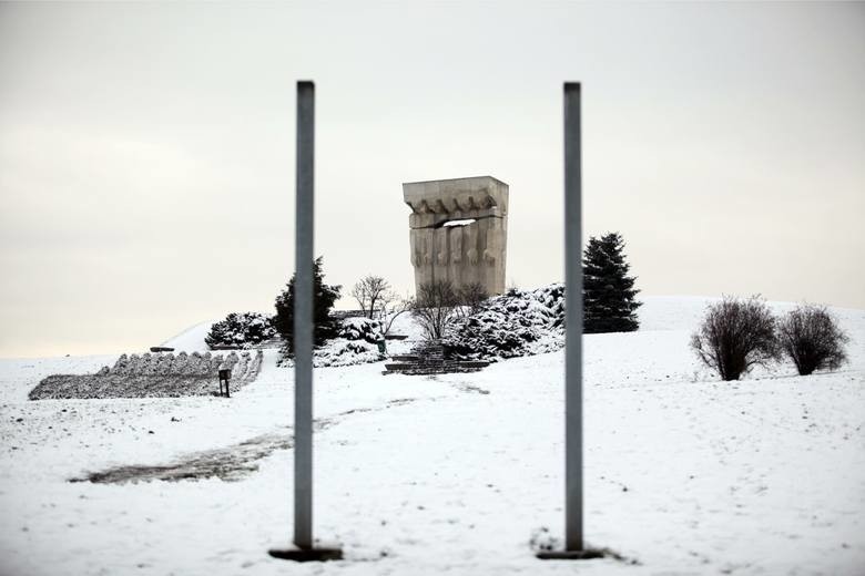 Dawny KL Plaszow stał się miejscem rekreacji. "Przerodził się w stok saneczkowy". Co na to urzędnicy?