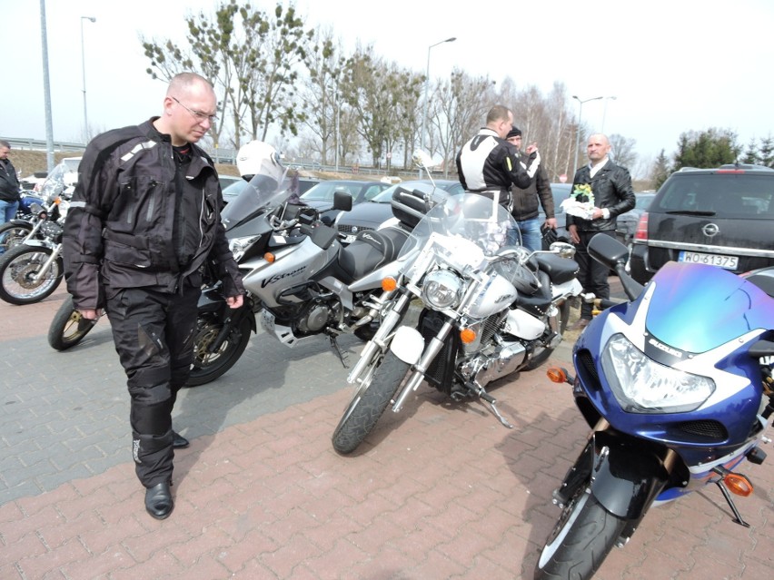 Ostrołęka. Motoświęconka 2021. Spotkanie motocyklistów na parkingu przy farze. W Wielką Sobotę 3.04.2021. Zdjęcia