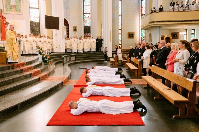Sześciu diakonów diecezji rzeszowskiej przyjęło w sobotę 27 maja w katedrze rzeszowskiej sakrament kapłaństwa.