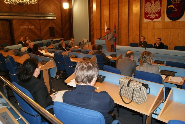 W sali sesyjnej szczecińskiego magistratu prezydent miasta, szefowie wydziałów i komisji kwalifikującej projekty obywatelskie dyskutowali o odrzuconych pomysłach z mieszkańcami Szczecina.
