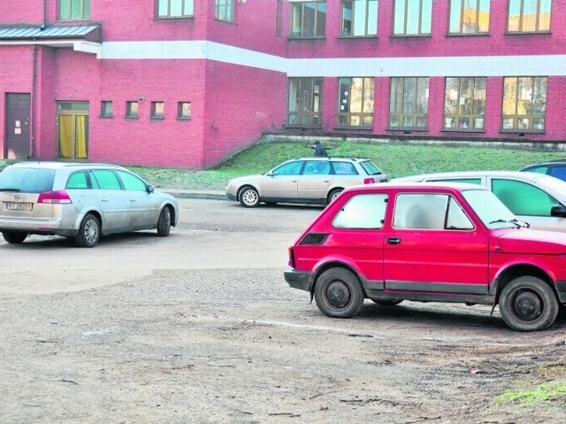 Stan parkingów przy ulicy Orzeszkowej w Tarnobrzegu jest fatalny. Mieszkańcy osiedla Serbinów domagają się niezbędnego remontu, ale jak na razie wszystko kończy się tylko na obietnicach.