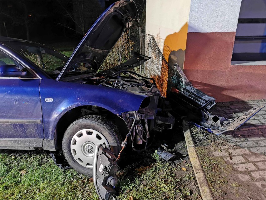 Wypadek w Nakle. 48-letni kierujący volkswagenem passatem uderzył w betonowy przystanek [ZDJĘCIA]