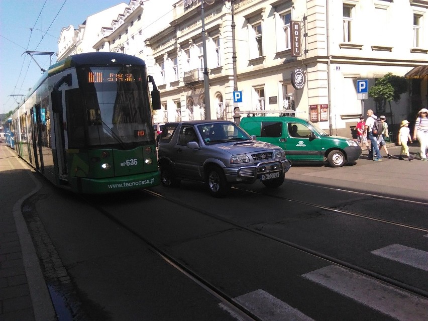 Kraków. Kolizja auta z tramwajem na ul. Piłsudskiego [ZDJĘCIA]