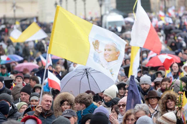 Ciężko wyobrazić sobie coś bardziej chamskiego niż nazwanie setek tysięcy ludzi, którzy chcieli pokazać swoją miłość do papieża, obrońcami układu ochrony pedofili