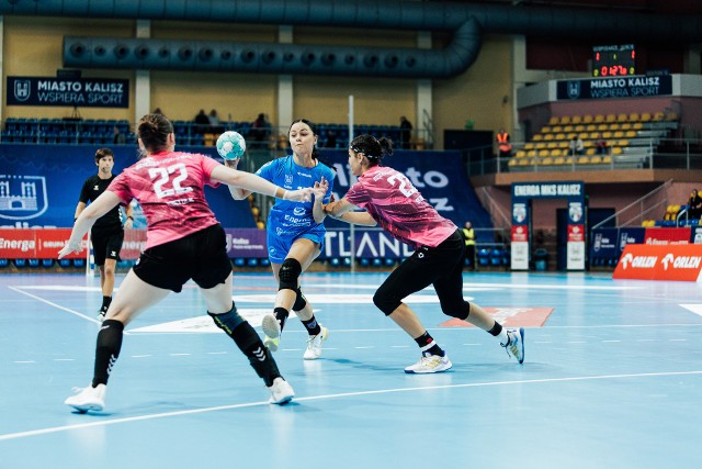Handball JKS Jarosław  (różowe koszulki) z Kalisza przywozi jeden punkt.