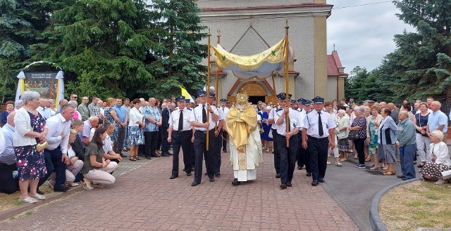 W procesji eucharystycznej udział wzięły setki mieszkańców Kazanowa.