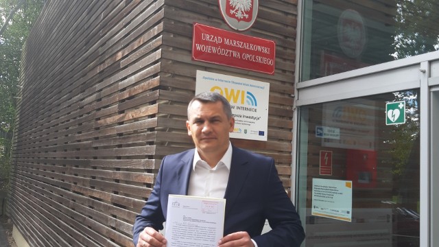 Tomasz Kostuś z petycją pod urzędem marszałkowskim w Opolu.