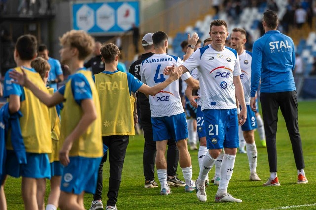 Piłkarze PGE Stali Mielec przystępują do boju z Widzewem podrażnieniem porażką w Kielcach.