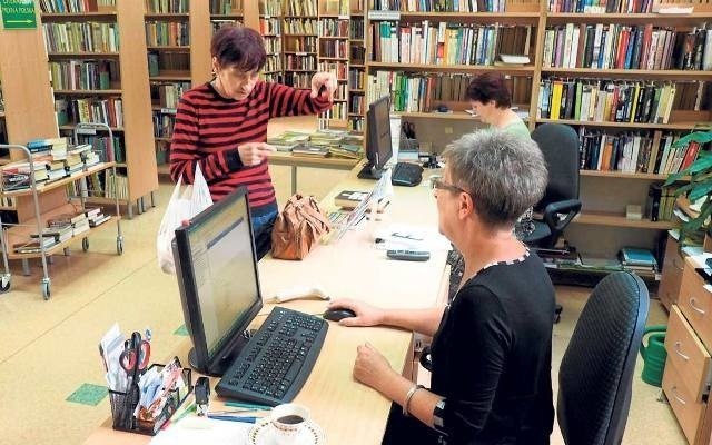 Biblioteka jest zamknięta, ale bibliotekarze pracują. Wprowadzają do systemu nowe zbiory, które będzie można wypożyczać po otwarciu placówki.