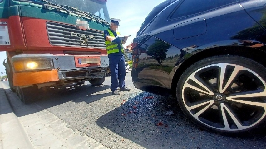 Wrocław: Wypadek betoniarki, samochodu osobowego i autobusu MPK. Utrudnienia na Nowym Dworze [ZDJĘCIA]