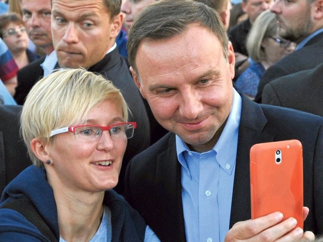 Wspólne fotografie z prezydentem elektem Andrzejem Dudą były przebojem jego kampanii wyborczej. Kandydat na prezydenta objechał Polskę pozując do fotki ze swoimi zwolennikami.
