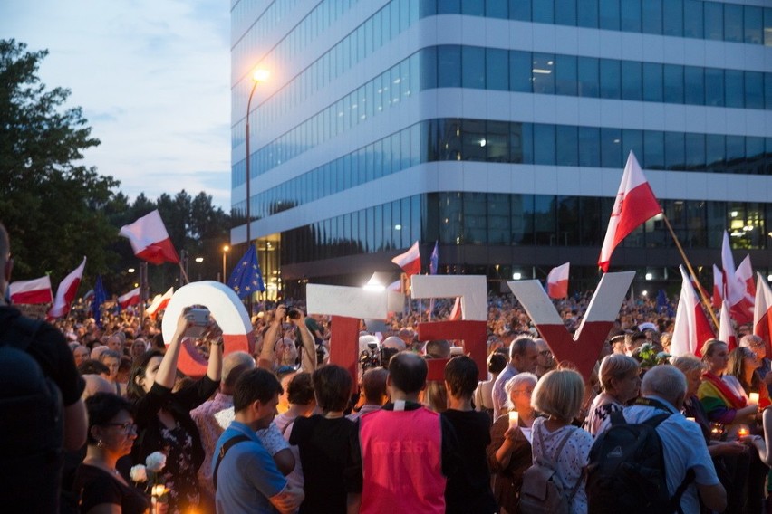 Łańcuch światła przed krakowskim sądem