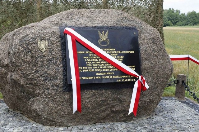 Zdjęcia z odsłonięcia tablicy żołnierzy wyklętych w gminie Poświętne
