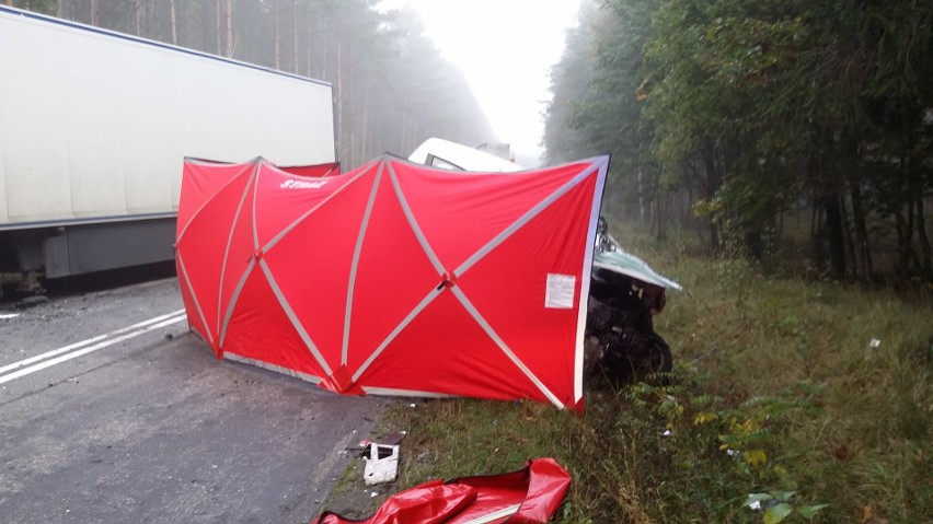 Śmiertelny wypadek na trasie 212 z Bytowa do Chojnic. Droga jest zablokowana