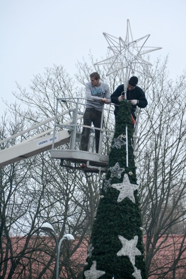 Drzewko świąteczne zostało przystrojone srebrnymi dekoracjami. Na jej czubku znalazła się wielka gwiazda.