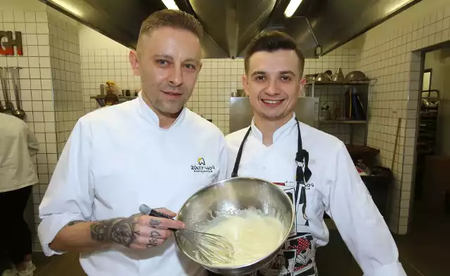 Okazuje się, że przygotowanie tego bardzo popularnego w czasie Świąt Wielkanocnych dodatku wcale nie wymaga szczególnych umiejętności kulinarnych, ani wyszukanych składników. Jak przygotować majonez? Podpowiadają Tomasz Pawlusek wraz z Tomaszem Soczumskim z restauracji Żółty Słoń w Kielcach.[Zobacz najpiękniejsze dziewczyny Studniówek 2018 w Świętokrzyskiem