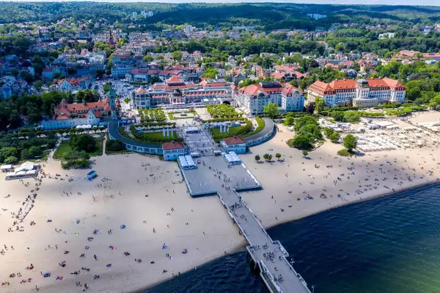 Sopot, jako część aglomeracji trójmiejskiej oferuje przyjezdnym dostęp do Bałtyku i piaszczystych plaż.