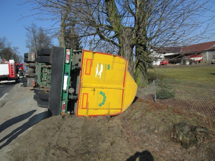 Chojnowo. Ciągnik siodłowy z naczepą w rowie [zdjęcia]