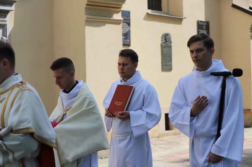 Diecezja kielecka ma sześciu nowych diakonów. W tym ważnym wydarzeniu uczestniczyli biskupi, wielu kapłanów, rodziny diakonów 