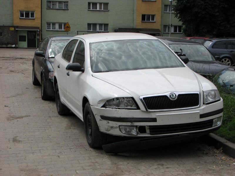 Wrocław: Rajd po Benedyktyńskiej. Pijany kierowca uszkodził kilka samochodów (ZDJĘCIA)