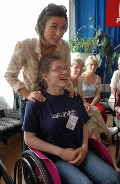 Joanna Brodzik ma wśród niepełnosprawnych wielu przyjaciół. Należy do nich 17-letnia Karolina Jamińska.