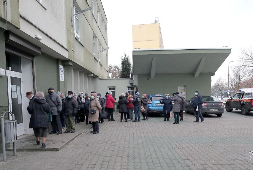 Przed Miejskimi Centrami Medycznymi w Łodzi ustawiały się...