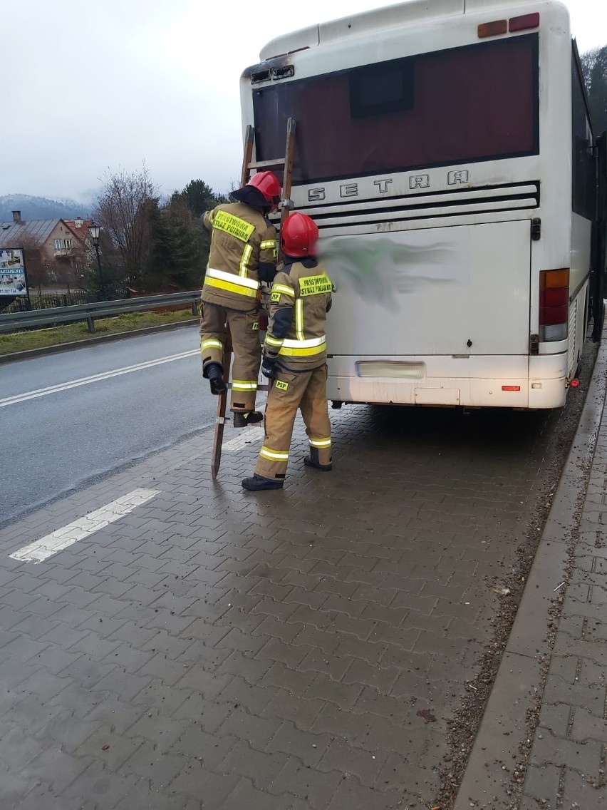 Muszyna. Pożar kursowego autobusu. Kierowca przed przybyciem strażaków poradził sobie z ogniem