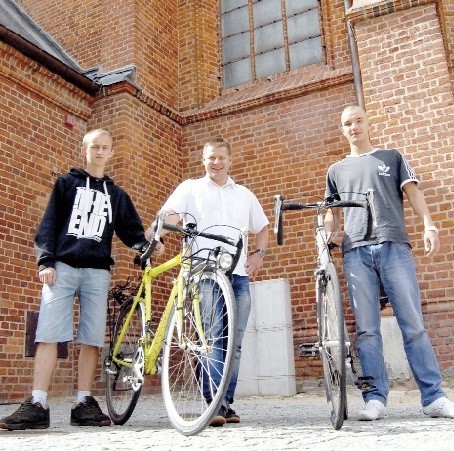 Mariusz Ambroziewicz (w środku), wikariusz parafii katedralnej w Koszalinie, zabiera młodzież na rowerowe wyprawy. Część jego ekipy stanowią Marek Anysz i Maciej Szperling (z prawej). Przed całą trójką 2 tys. kilometrów. Cel &#8211; Czarnogóra.
