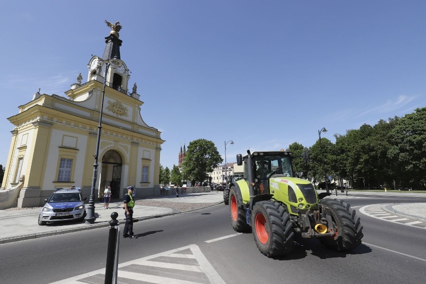 Białystok. Protest podlaskich rolników. Nowe znaki uniemożliwiły dojazd (zdjęcia,wideo)