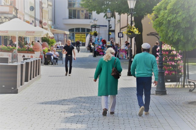 Główny Urząd Statystyczny opublikował dane dotyczące liczby mieszkańców Polski. Sprawdziliśmy, ile osób mieszka w lubuskich miastach. Na kolejnych slajdach przedstawiamy dane dotyczące liczby ludności na dzień 31 grudnia 2020 r.  Zaczynamy od miast o najmniejszej liczbie mieszkańców. Przy nazwie miejscowości podajemy pozycję w zestawieniu. Zobacz wideo: Wymarłe miasteczko westernowe w Kosinie pod DrezdenkiemPolecamy także: Tutaj diabeł mówi dobranoc. Opuszczone wsie, przysiółki i osady, miejscowości widma w województwie lubuskim