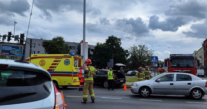 Wypadek! Zderzenie aut na Rondzie Trzech Krzyży w Częstochowie. Jedna osoba została ranna